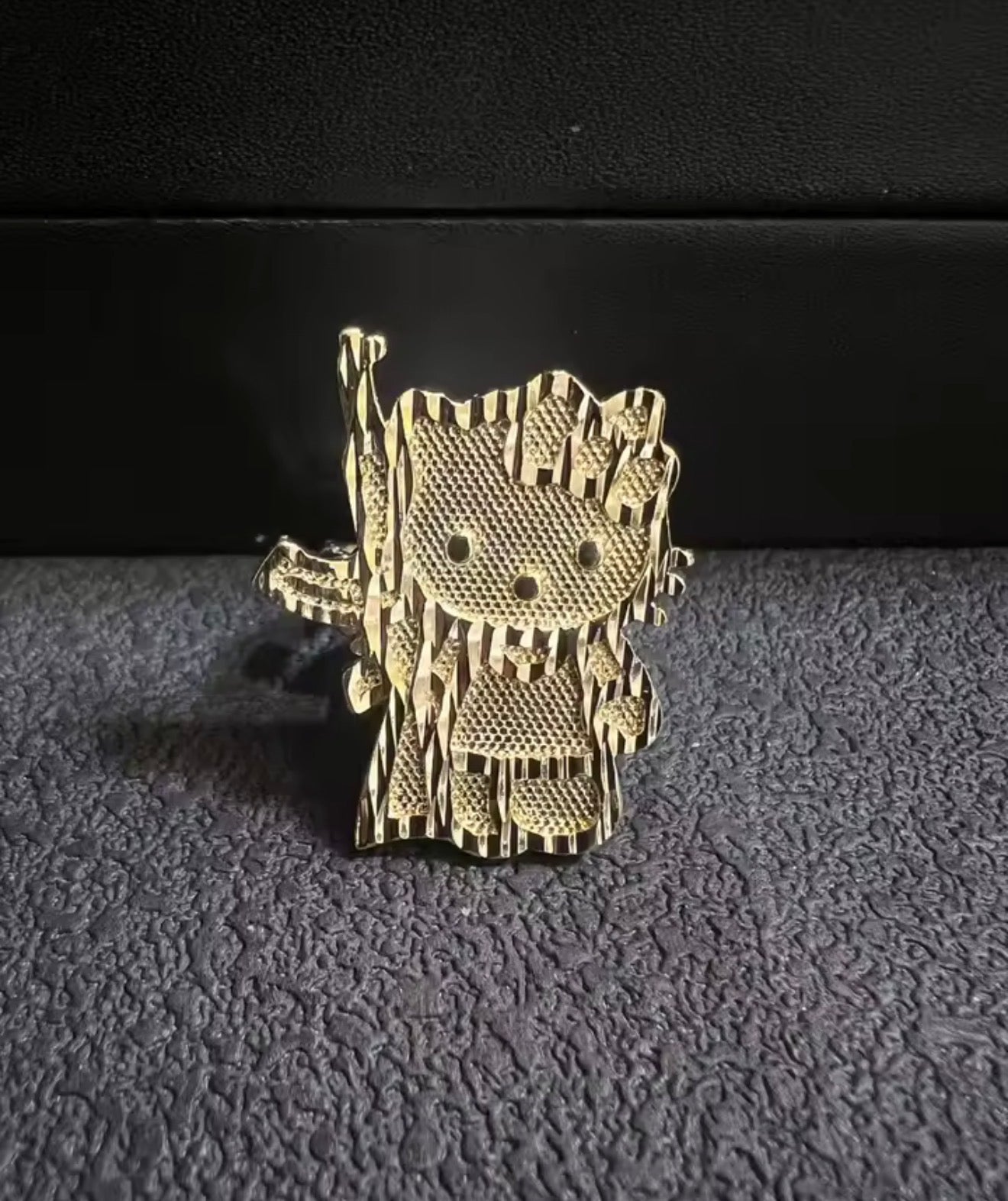 18k Gold HELLO KITTY AK RING